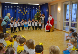 Dzieci z grupy I śpiewają piosenkę dla Świętego Mikołaja